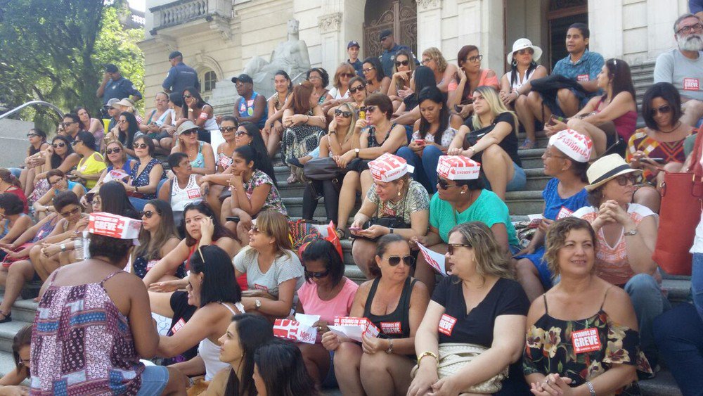 Em assembleia, servidores decidem manter greve em Santos glo.bo/2ojjSC1 #G1