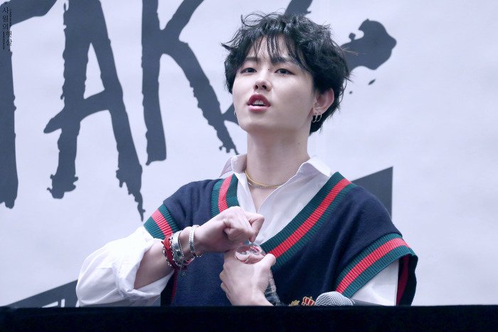 HoneyB_Factory's tweet photo. 블락비 #유권 의 26번째 생일을 축하합니다🌸💖

#햇살유권데이 https://t.co/tSAb9tQRMV