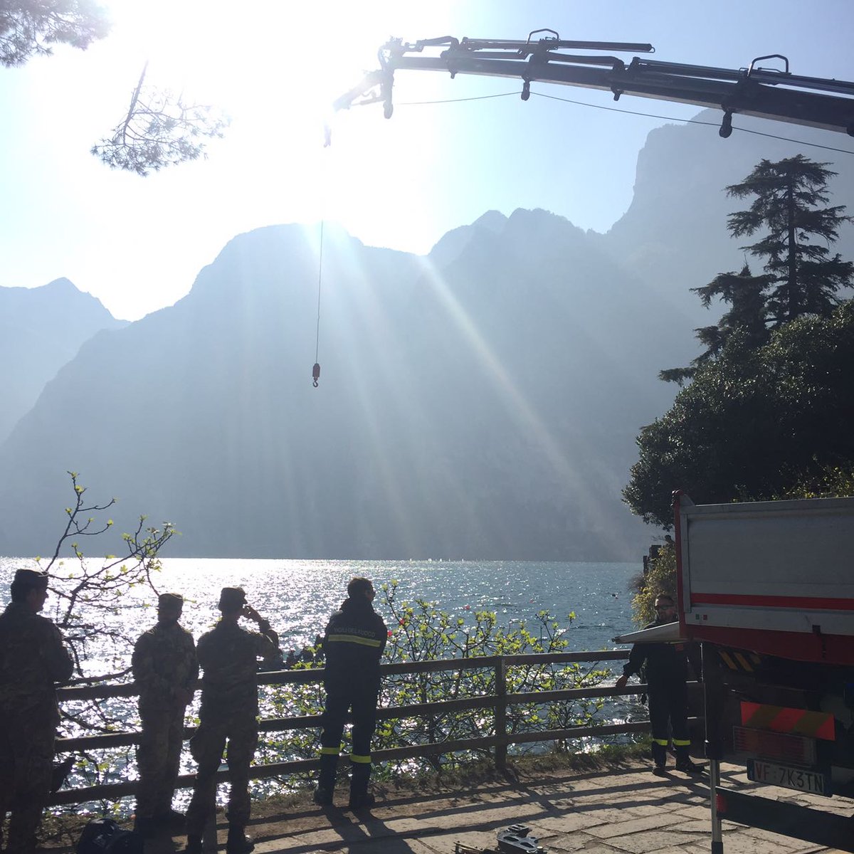 TgrRaiTrentino's tweet photo. #RivadelGarda #bonifica porto San Niccolò ordigni bellici operazione conclusa @VVFRivadelGarda artificieri #sommozzatori @Esercito https://t.co/qWBNm3jMDe