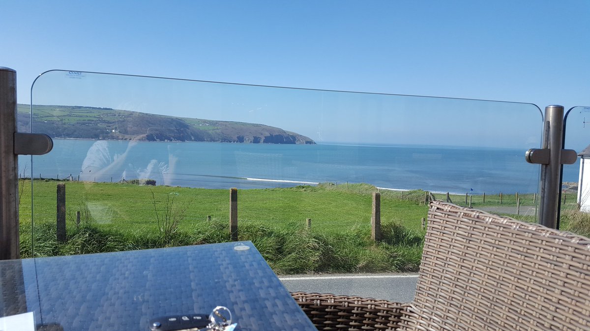 DawnieMorgan's tweet photo. Lunch at #FlatRock #GwbertHotel #Gwbert. Stunning views of #PoppitBeach on a gorgeous sunny day https://t.co/w6nMIBWGpm