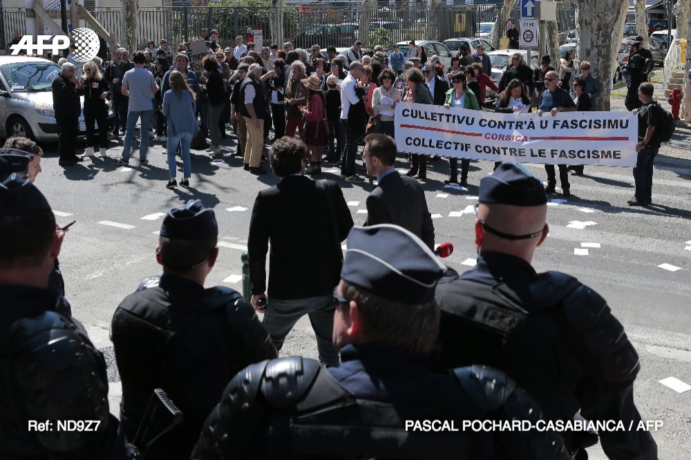 afpfr's tweet photo. Le meeting de Le Pen à Ajaccio perturbé par des jeunes nationalistes corses https://t.co/dKxBBCXaNW #AFP https://t.co/sv6mbFvs1u