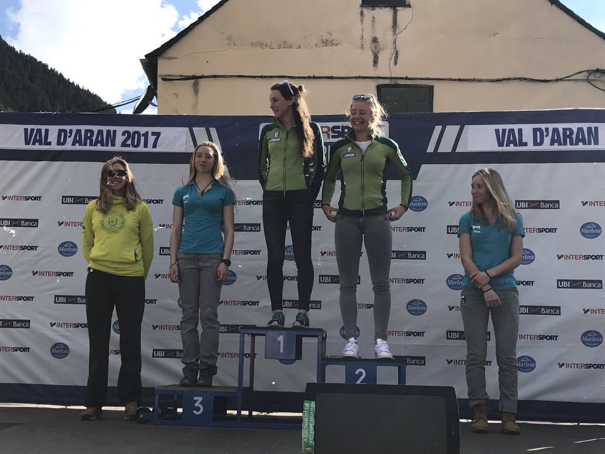 PatSoler7's tweet photo. Hora de donar els premis a la Oficial Ceremony! ✌🏼️🏅amb @Mireia_Miro (4) @OriolCardonaa (2) y @JuliaCasanovas (5)! 🎯#skimofedme https://t.co/GmDIVfiM1k