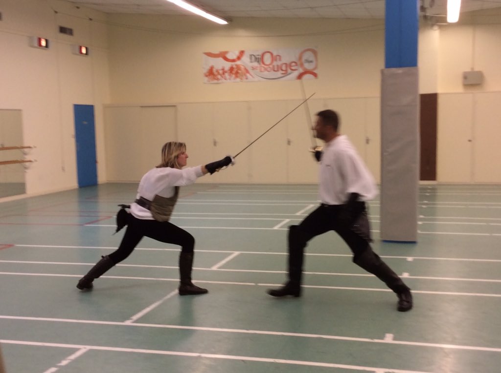 badiaa_maslouhi's tweet photo. Animations aux 3 armes et artistique avec #Dijon Mousquetaires Sabre, fleuret et épée au Centre Sportif de la Source Fontaine d'Ouche https://t.co/UBsqIMNLWt
