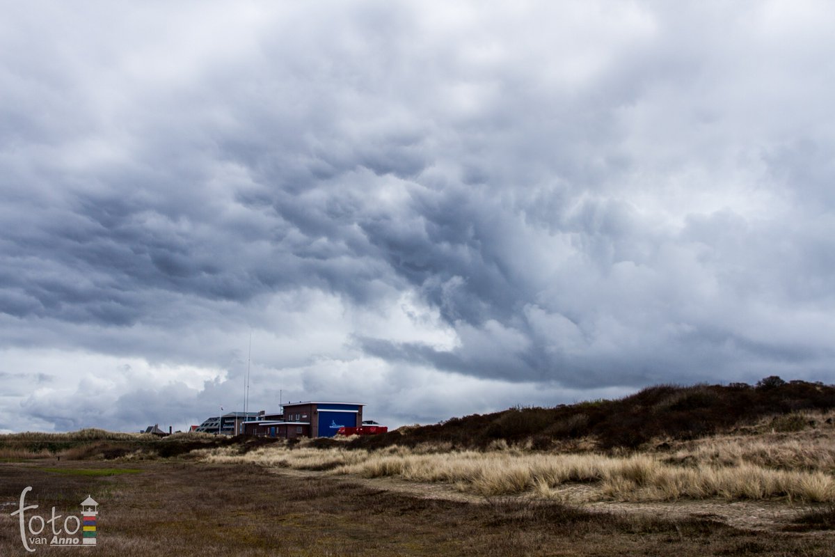 Machtige wolken vanmiddag boven #Terschelling. <a href="/BuienRadarNL/">Buienradar</a> <a href="/WilliamHuizinga/">William Huizinga</a> <a href="/helgavanleur/">Helga van Leur ☀</a>