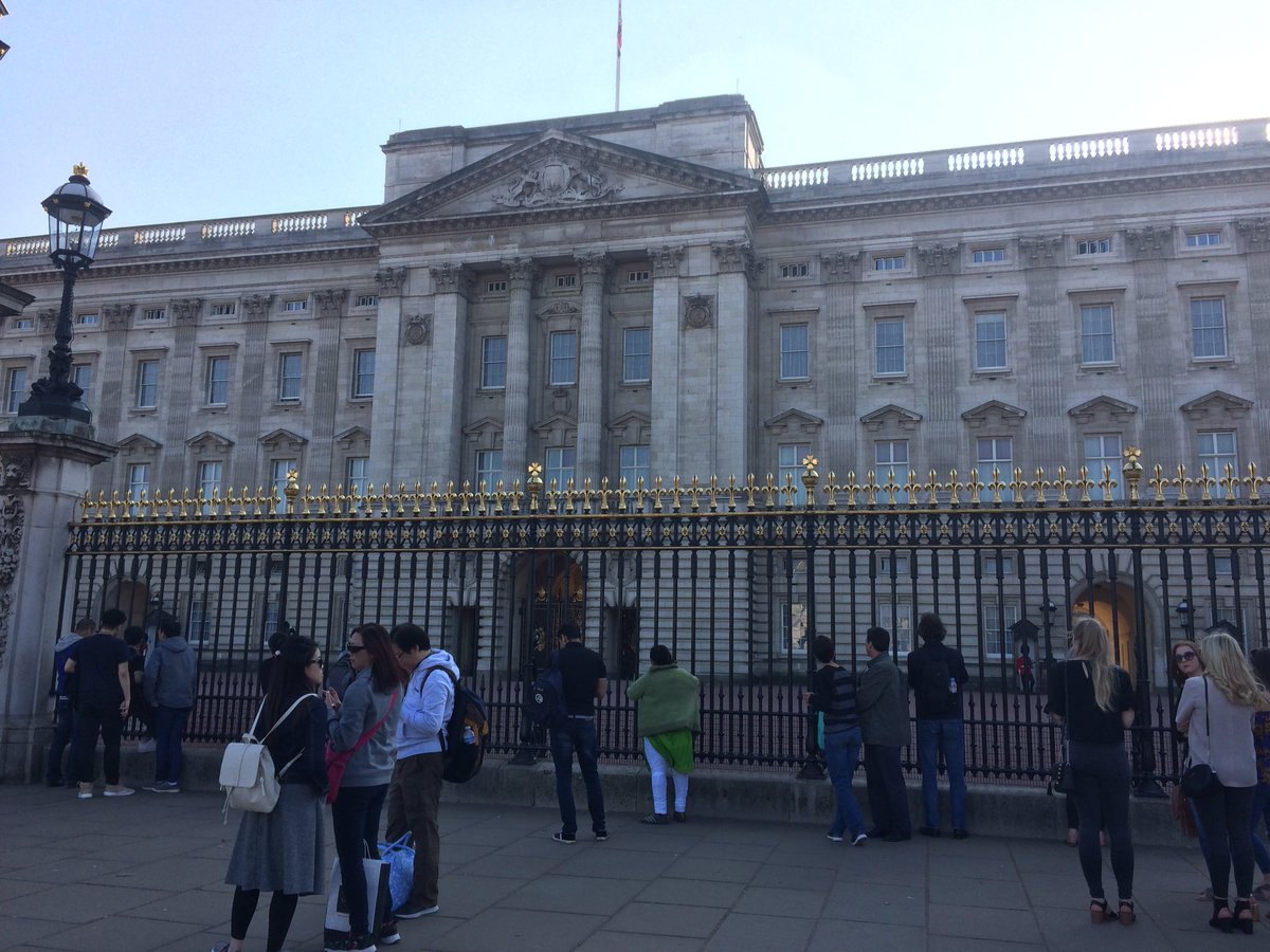 Naptimeormskirk's tweet photo. Buckingham Palace!!! #monrun17 #naptimeatthefinishline @WestLancsScouts @monopoly_run https://t.co/OeOmAARB19