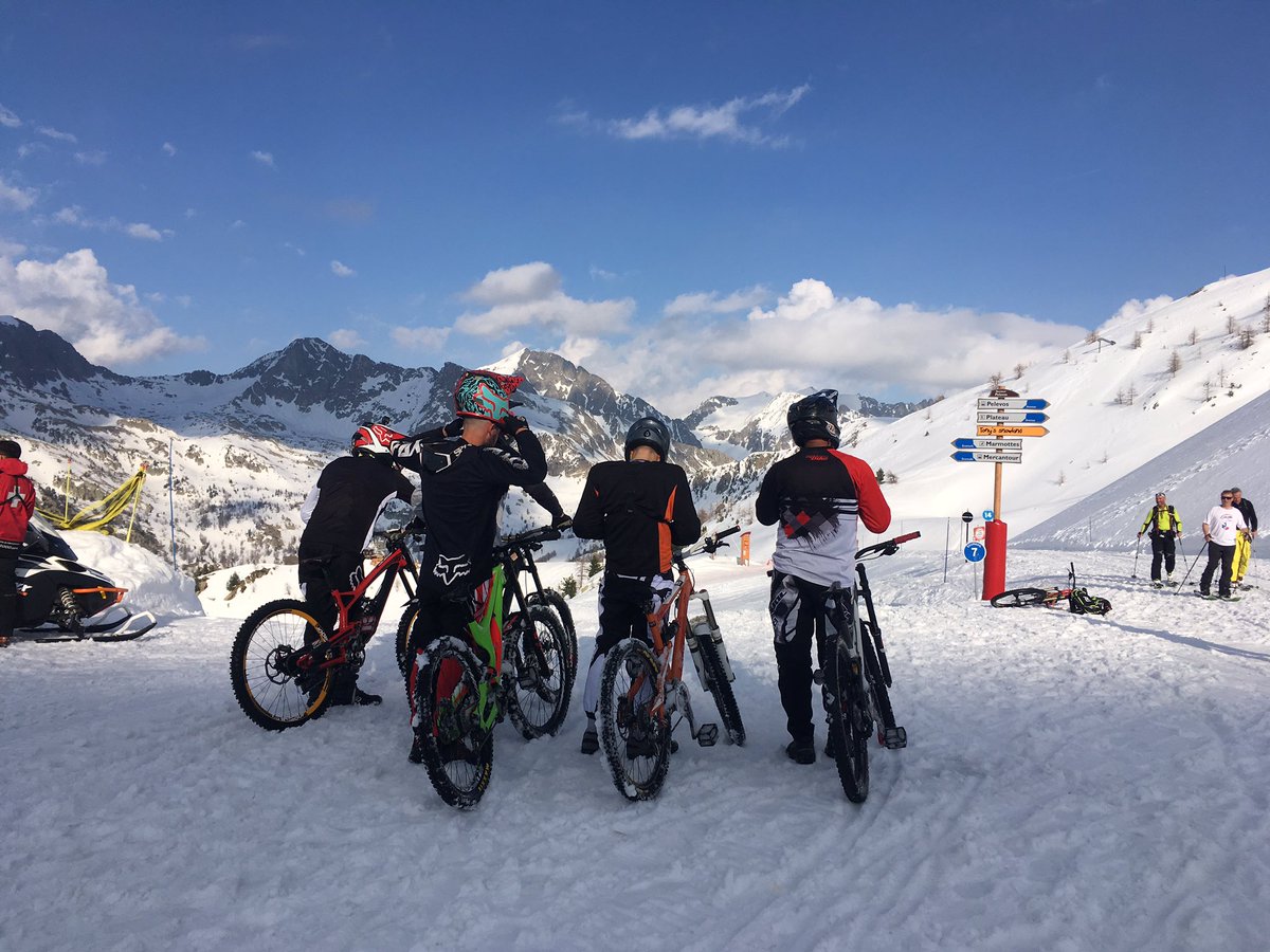 isola2000live's tweet photo. Snowbike a isola 2000, les VTTistes prennent la place des skieurs le temps d'une soirée! https://t.co/ezS4KUInC0