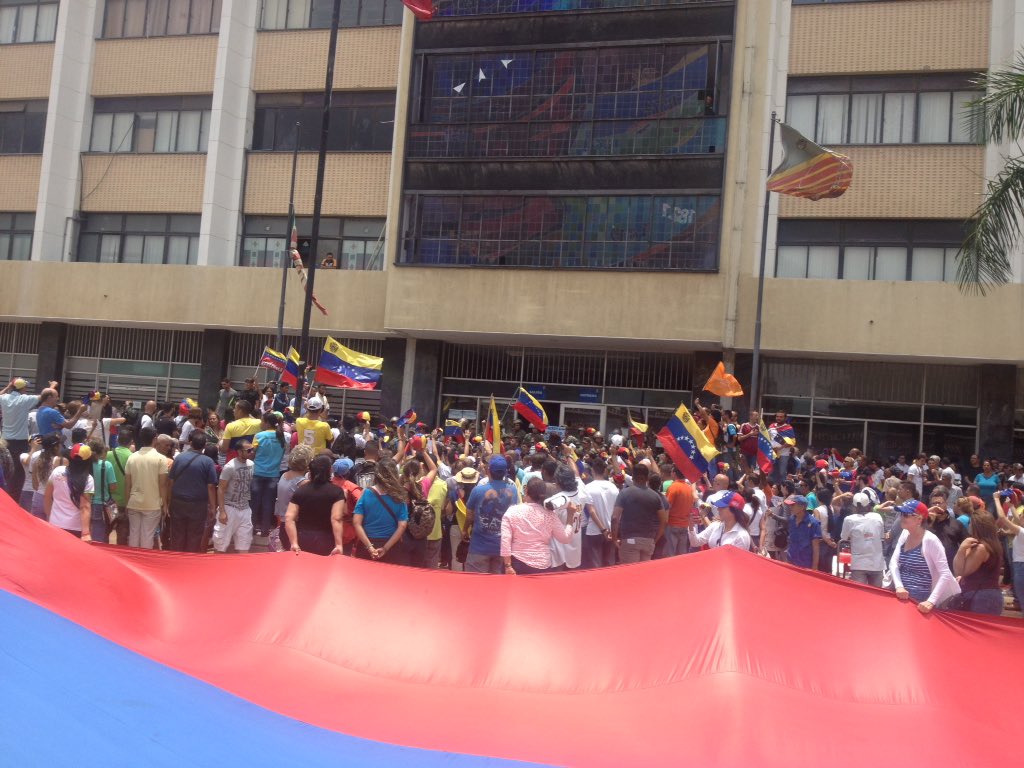 911Element's tweet photo. Hoy #8Abril en el edificio nacional pidiendo la libertad de nuestros compañeros https://t.co/RavWeUXmOR