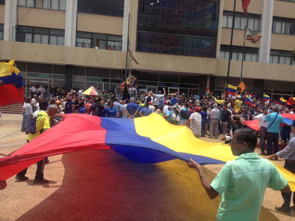 911Element's tweet photo. Hoy #8Abril en el edificio nacional pidiendo la libertad de nuestros compañeros https://t.co/RavWeUXmOR