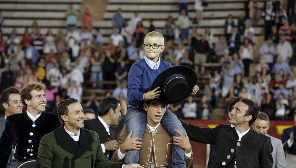EPonceOficial's tweet photo. Imposible contener el dolor tras la pérdida de Adrián
Nos deja un Torero, valiente y luchador
Que Dios lo acoja en su gloria!!
#DEPAdrián https://t.co/VSYr6bWS6d