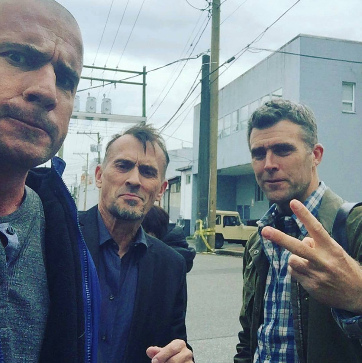 プリズン・ブレイク 過去に紹介したシーズン5の撮影裏写真を再投稿！撮影が始まった初期にカナダで撮られた写真！リンカーン、ティーバッグ、脚本家ポール・ シェアリングの3人！