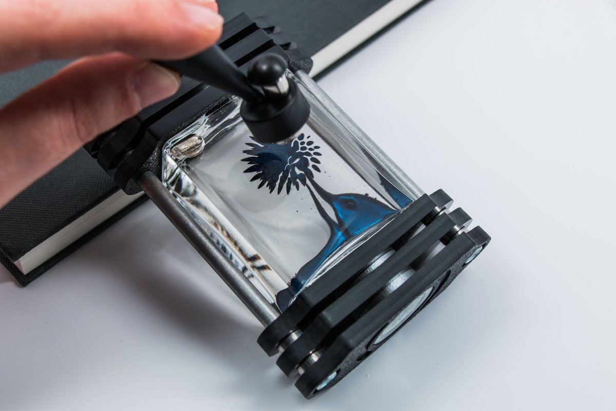 GeniusDesignInt's tweet image. #ferrofluids. A new world to discover. From $33.70 
on geniusdesign.club/en/produits/de…