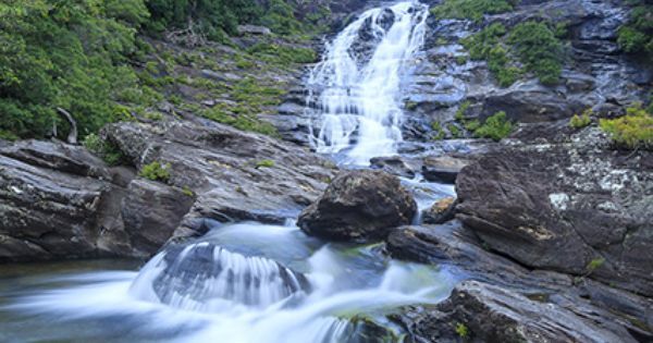 VacanceReunion's tweet photo. Cascade de Colnett, Nouvelle-Calédonie. https://t.co/qwiH6Qar3C #cascade #Colnett #chutes #NouvelleCalédonie #voy… https://t.co/KX2xk4DhVt https://t.co/LE0wchp79C