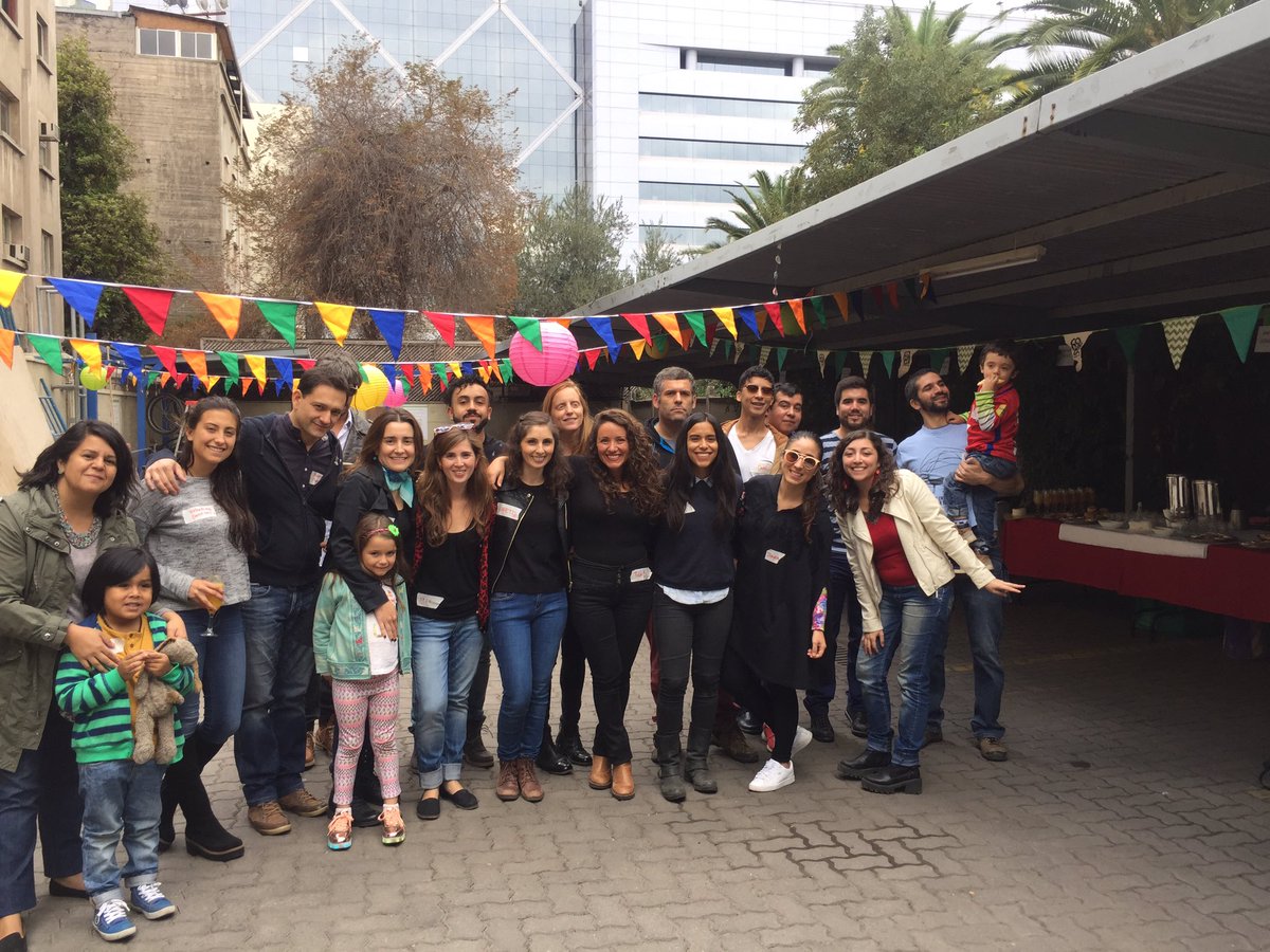 fundcolunga's tweet photo. Nos reunimos a conversar de lo que queremos para Chile, el barrio y la comunidad en #elgranmalon familiar de #ColungaHUB https://t.co/Y96pOqyvzr