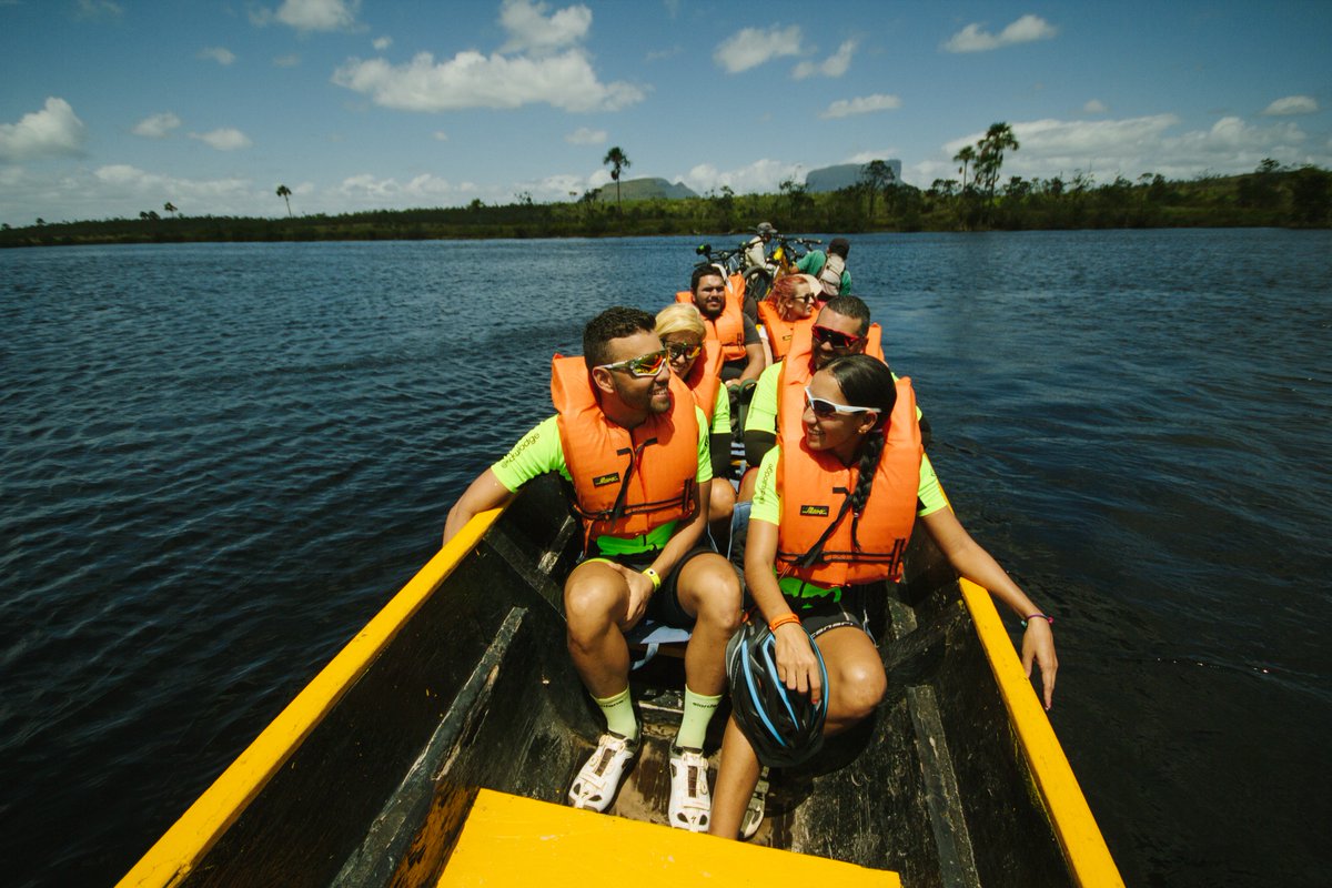 Un paseo en canoa por la sabana canaimera con la gente de <a href="/WakuLodge/">Wakü Lodge</a> #BocachicoViaja 🐟