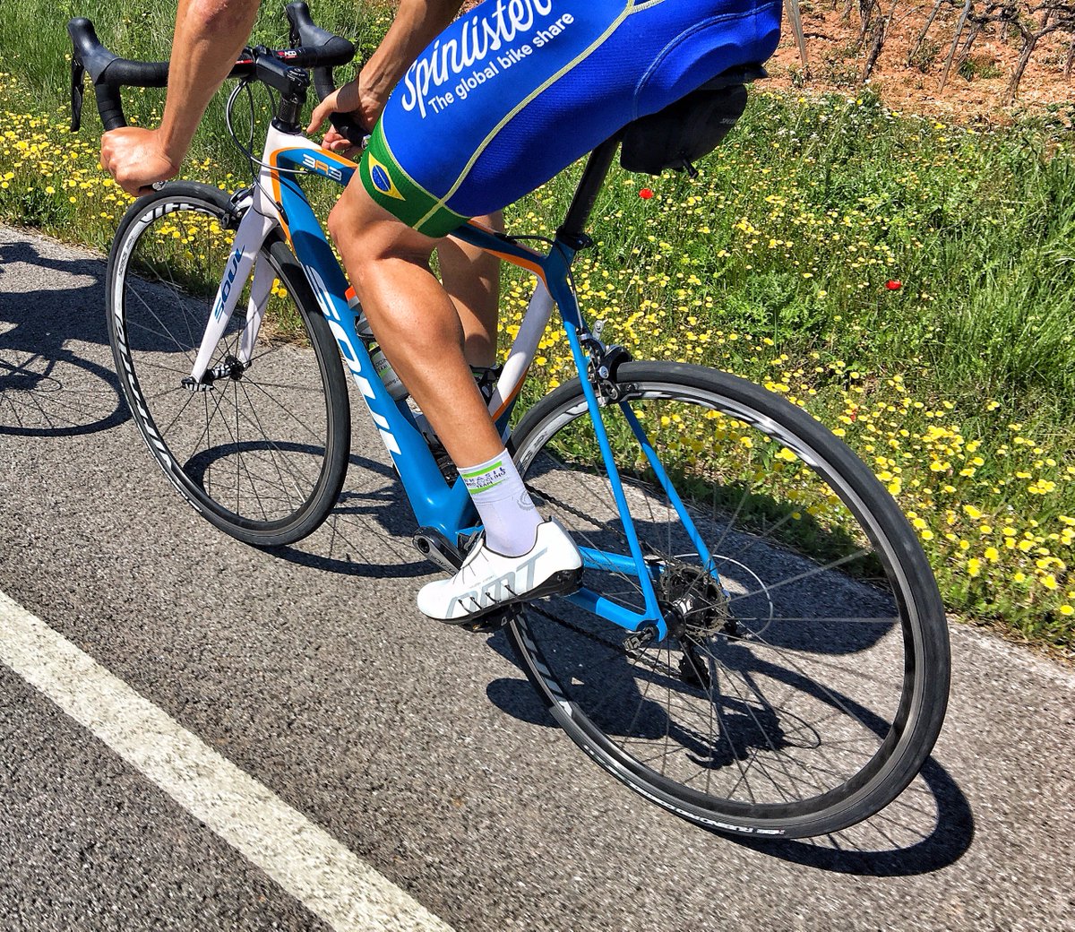sportmed_es's tweet photo. El ciclista @Jordi_Simon_ del equipo @BRAprocycling acaba de testar las inéditas RS1 de @diamantdmt y su nuevo efecto #SkeletonSystem. https://t.co/5okyya8eJC