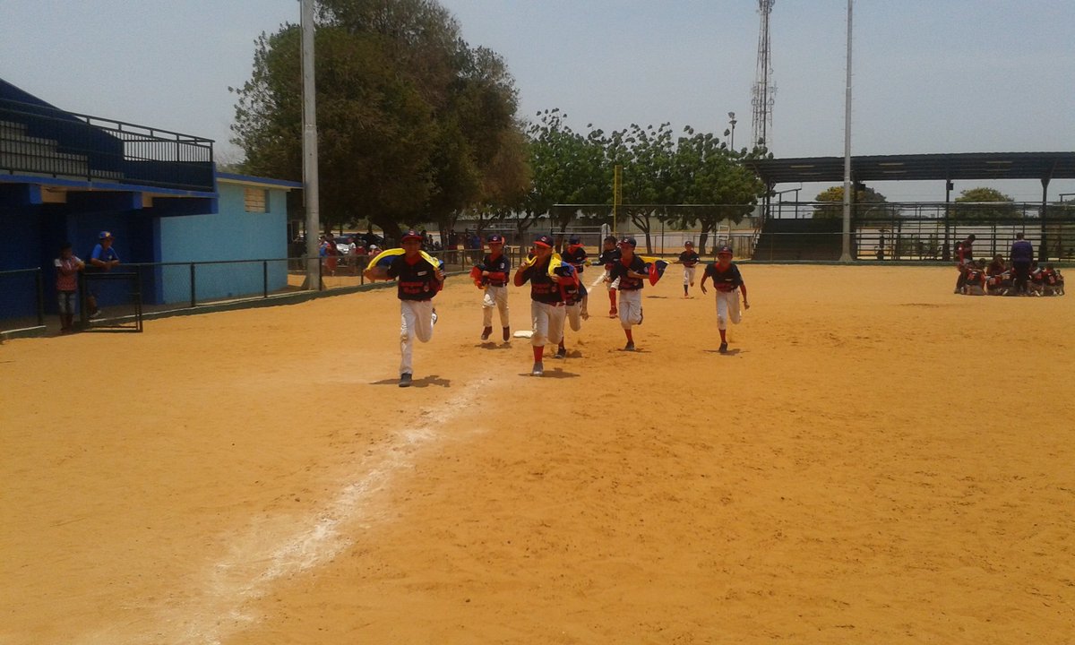 pequenasligasve's tweet photo. CaciqueMara se titula en la #FinalPreInfantilPL y se convierte en Venezuela rumbo al latino en Fajardo, Puerto Rico 👏 🏆 ⚾ 💪 https://t.co/H3UYl6m7bz