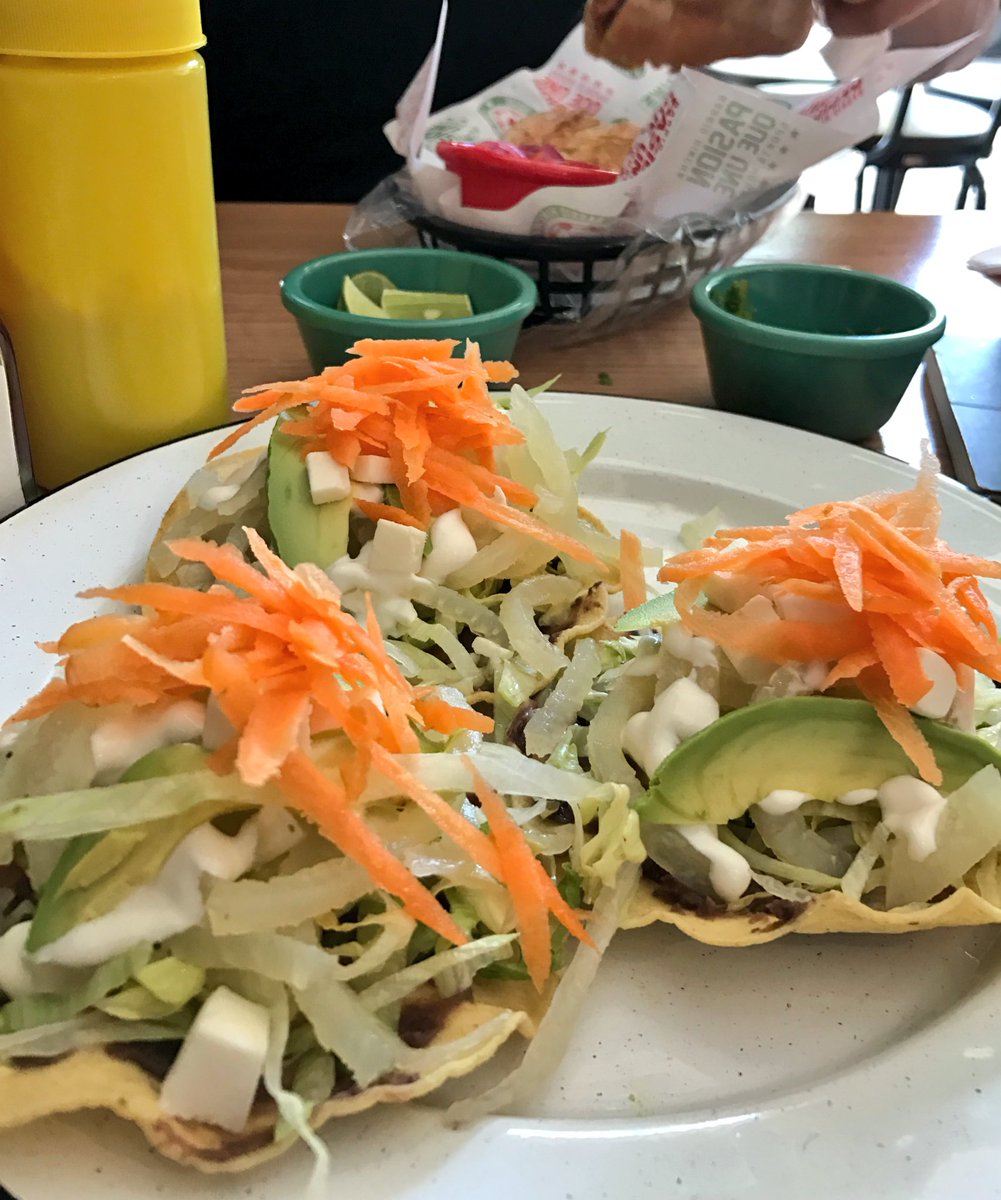 BarrioHincha's tweet photo. Tostadas de cueritos...el sabor de barrio en @BarrioHincha #SportsHouse #PasionQueUne #Beer&amp;Food / HOY FUTBOL https://t.co/VZcblaGqlI