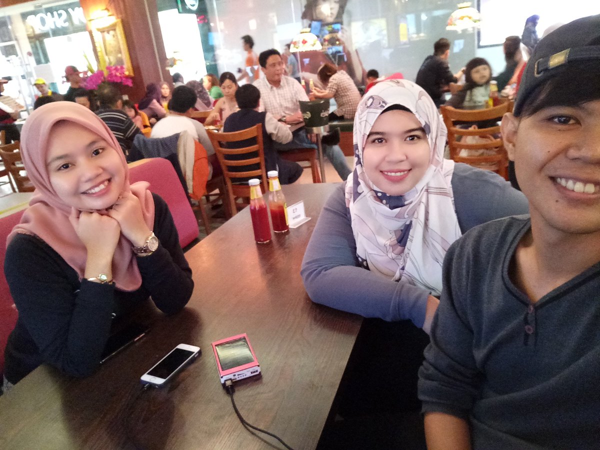 mielachan's tweet photo. Wajib amek gambar before makan. Movie night with a good friends. While waiting #BeautyAndTheBeast movie, we hangout at #upperstar https://t.co/TZhA3ahjlW