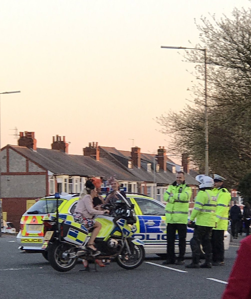 BetLoop's tweet image. Only at Aintree!! 

#AintreeFestival #aintreeRaces #grandnational #grandnational2017 #Liverpool