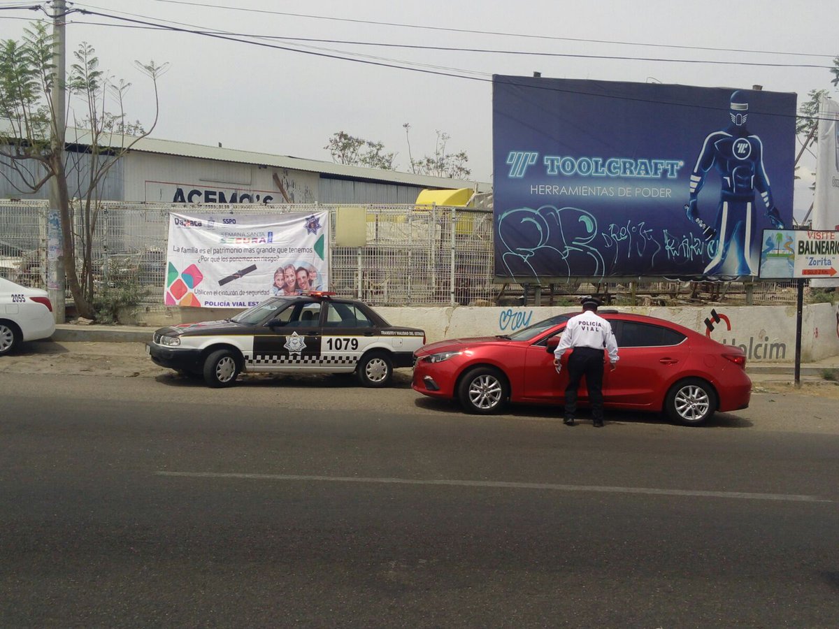 PolVial_GobOax's tweet photo. Nuestros oficiales en #Ocotlan comparten trípticos con recomendaciones de seguridad a conductores #SemanaSantaSegura2017 #Oaxaca https://t.co/viw5m77jGL