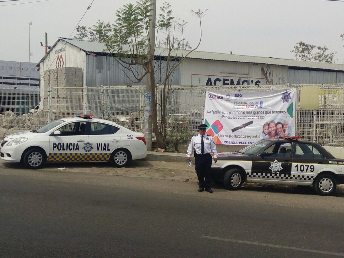 PolVial_GobOax's tweet photo. Nuestros oficiales en #Ocotlan comparten trípticos con recomendaciones de seguridad a conductores #SemanaSantaSegura2017 #Oaxaca https://t.co/viw5m77jGL