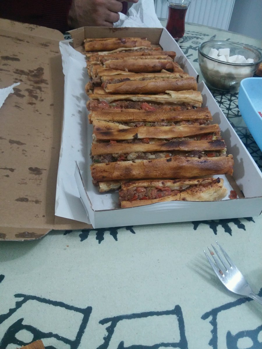 tr_edaa's tweet photo. Bafra pidesinin yaninda pizza halt etmis (@ Başaran Apartmanı) https://t.co/tltaVu6arC https://t.co/Vkgp51aGgX