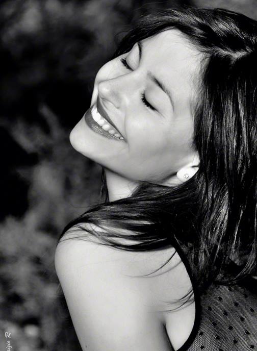Non ho mai capito
come faccia 
a sorridere in quel modo,
forse perché 
ha pianto tanto. #Oriana

#DonneInArte 
#IncipitDiDonne