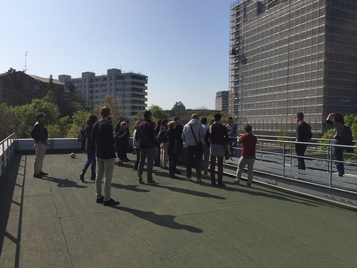 Momento di scendere letteralmente sul campo (c'è anche un pallone) per vedere i tetti dal vivo <a href="/quaderno_re/">QUAderno</a> @ComuneRE #FUTURA #siamoQua