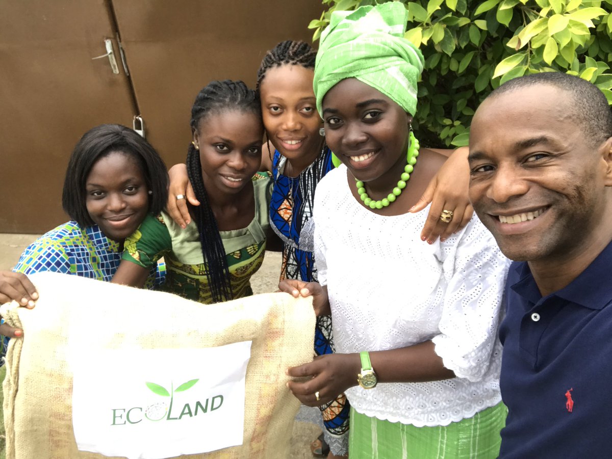 EtriLabs's tweet photo. Selfies time après le travail bien fait! Chapeau les filles! @whispabenin #Ecohack Hack ton environnement! https://t.co/nTk0nYDCPV