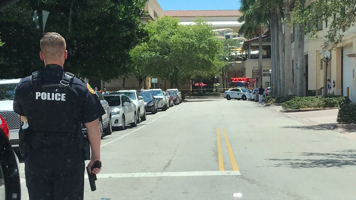 Coral Gables Police Department officers are still surrounding the Village of Merrick Park bit.ly/2pe8i8r https://t.co/ItmqwTCBdv