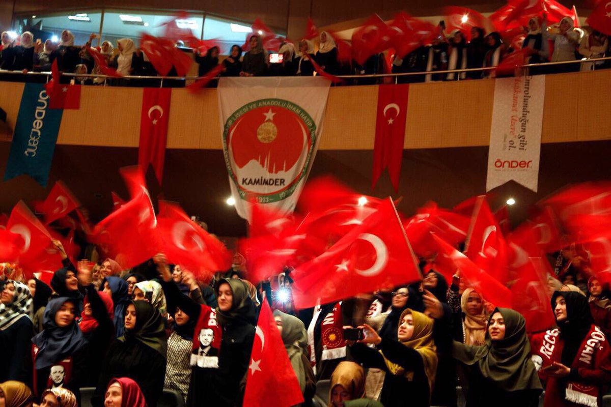 sendegeldurma's tweet photo. Kahramanmaraş İmam Hatipliler Derneği KAMİMDER, Gençlik Buluşması'nda Bilal Erdoğan ve Halit Bekiroğlu'nu imam hatipli gençlerle buluşturdu. https://t.co/s6WrEEyc4V
