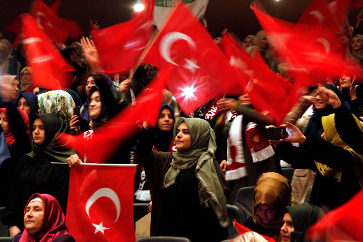 sendegeldurma's tweet photo. Kahramanmaraş İmam Hatipliler Derneği KAMİMDER, Gençlik Buluşması'nda Bilal Erdoğan ve Halit Bekiroğlu'nu imam hatipli gençlerle buluşturdu. https://t.co/s6WrEEyc4V