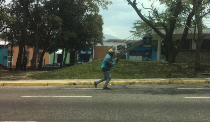 DolarToday's tweet photo. San Cristóbal: Colectivos llegan en Taxi sin placas y arma en mano (FOTOS)   https://t.co/32mGld5IkF https://t.co/JBbi0dHXue