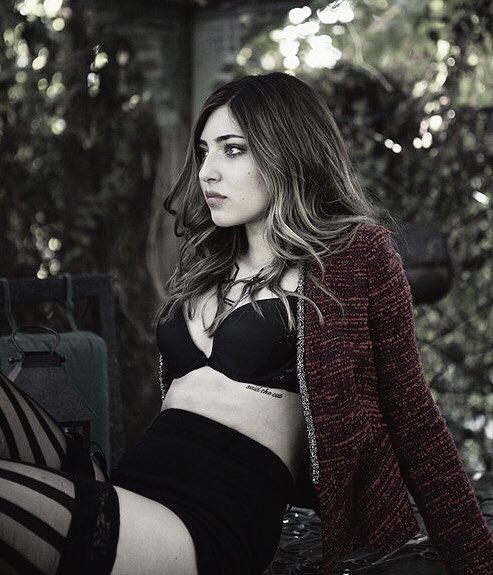    Happy birthday to the gorgeous Shelby Young! ¡Feliz cumpleaños 