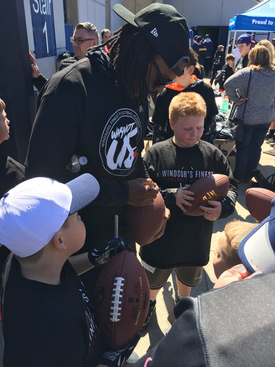 NFLCanada's tweet photo. Autograph from @BCarr39 at @WFFA14: ✅! https://t.co/K9dA4RZrA2