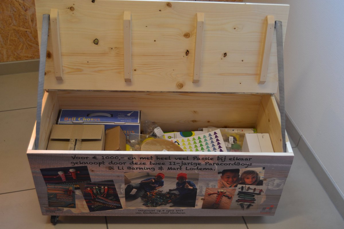 De paracordboys knoopten voor € 1000 armbandjes en sleutelhangers. Met het geld kochten we instrumenten voor onze gasten. Dank Mart &amp; Ji Li!