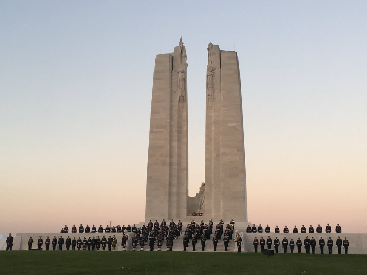 National flags lowered, national anthems played: hearts are full and heavy in Vimy tonight. Remembering heroes. 
#Vimy100