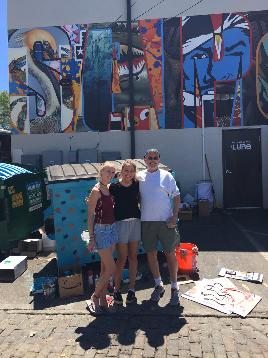 tourstp's tweet photo. @eckerdcollege students adding color to alley behind #lure as part of Reflective Learning Service a community based experience. #tourstp https://t.co/5M3SYqW0fz
