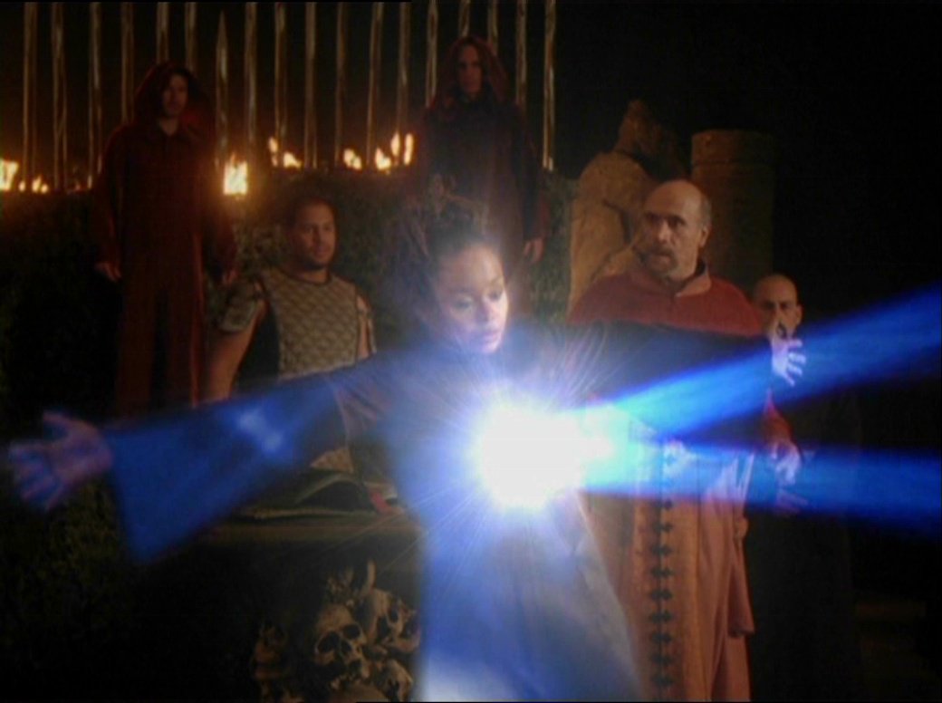 HollyFansSpain's tweet photo. The power of three will set us free! #RewatchingCharmed #Charmed ·4x21· https://t.co/HeKT8FIMfp