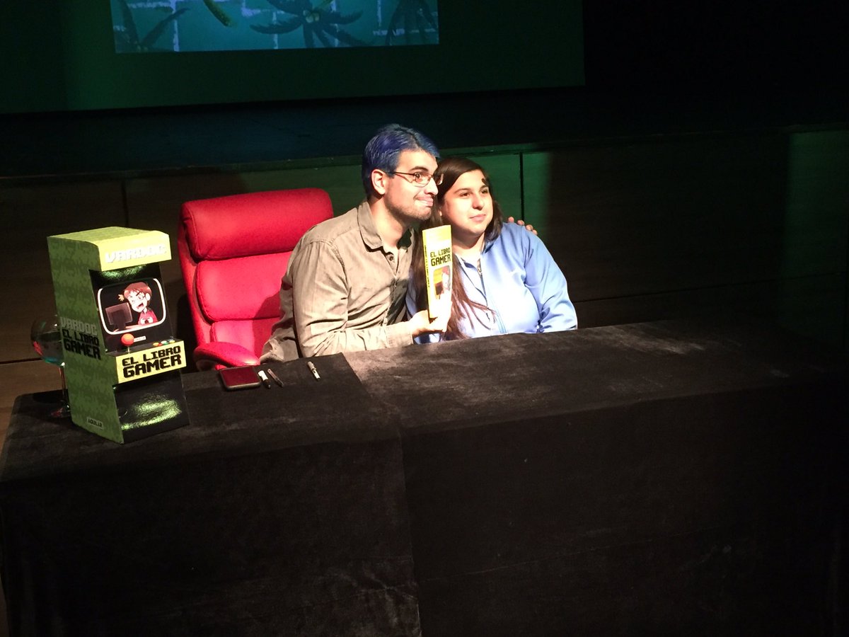 penguinlibroscl's tweet photo. Aquí algunas fotos de la firma de #ElLibroGamer de @Vardoc ¡Los esperamos! @JuegosDiana https://t.co/kcMmrIKrH4