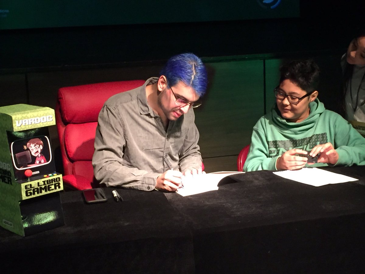 penguinlibroscl's tweet photo. Aquí algunas fotos de la firma de #ElLibroGamer de @Vardoc ¡Los esperamos! @JuegosDiana https://t.co/kcMmrIKrH4