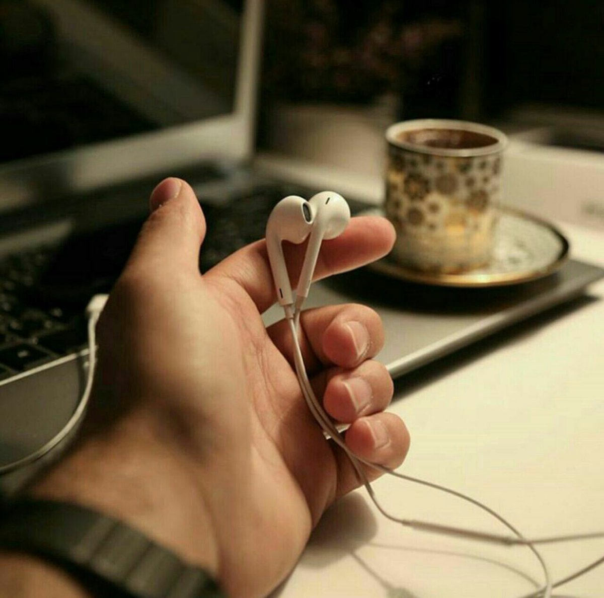 لبيه ياروح الغلا وانته الشوق
يامن حضورك يجعل البال رايق

الشوق غنى لك قصايد لها ذوق
واخترت حبك من جميع الخلايق