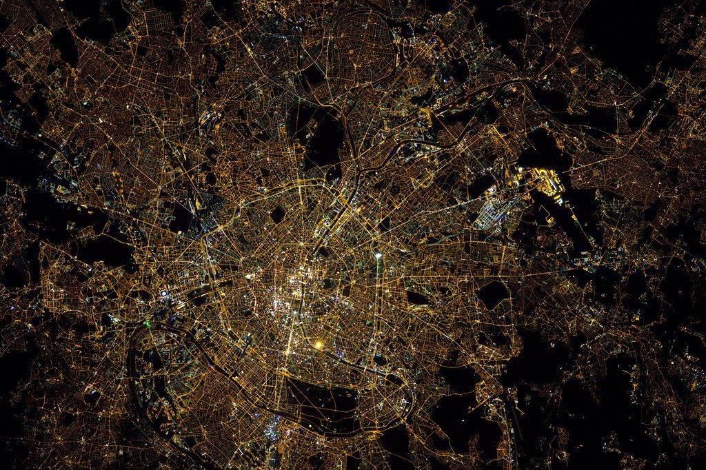 LesNews's tweet photo. .@Thom_astro publie une photo de la ville de Paris vue depuis la Station spatiale internationale https://t.co/3ZSed1Hofr