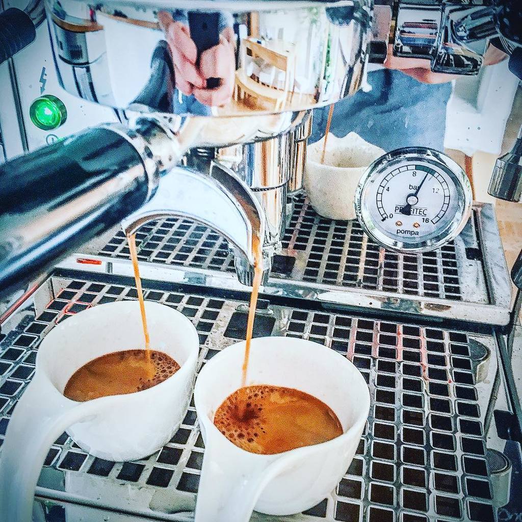 LoveEspressoUK's tweet image. Espresso extraction ☕️☕️
.
.
#coffee #coffeeaddict #coffeetime