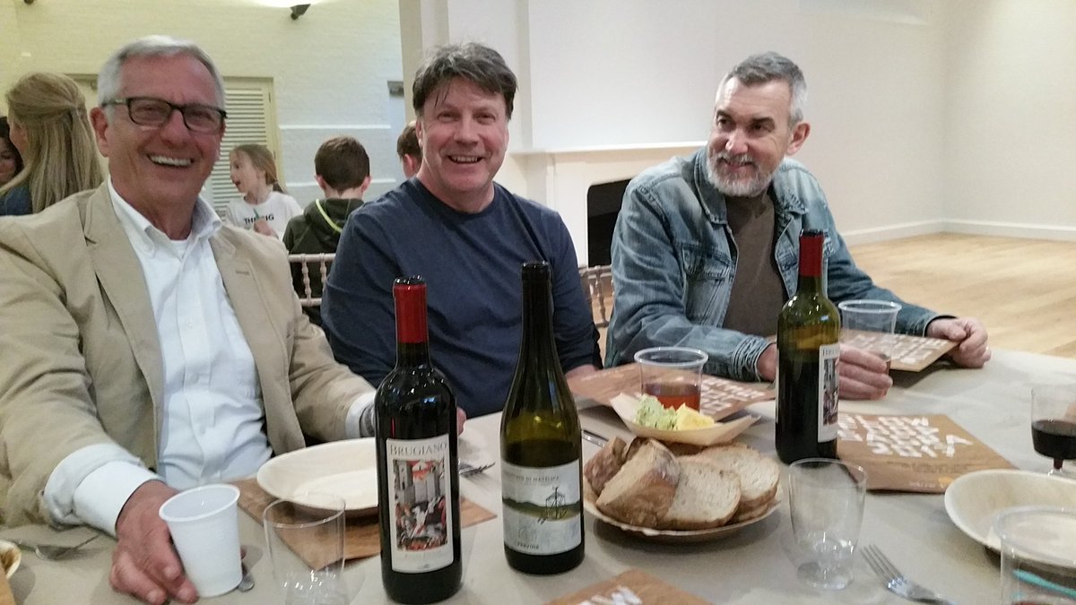 Good wine makes happy people! #slowsagra2017 <a href="/Holkham/">Ross Holkham</a> #sibillafoods #verdicchio #matelica #rossopiceno