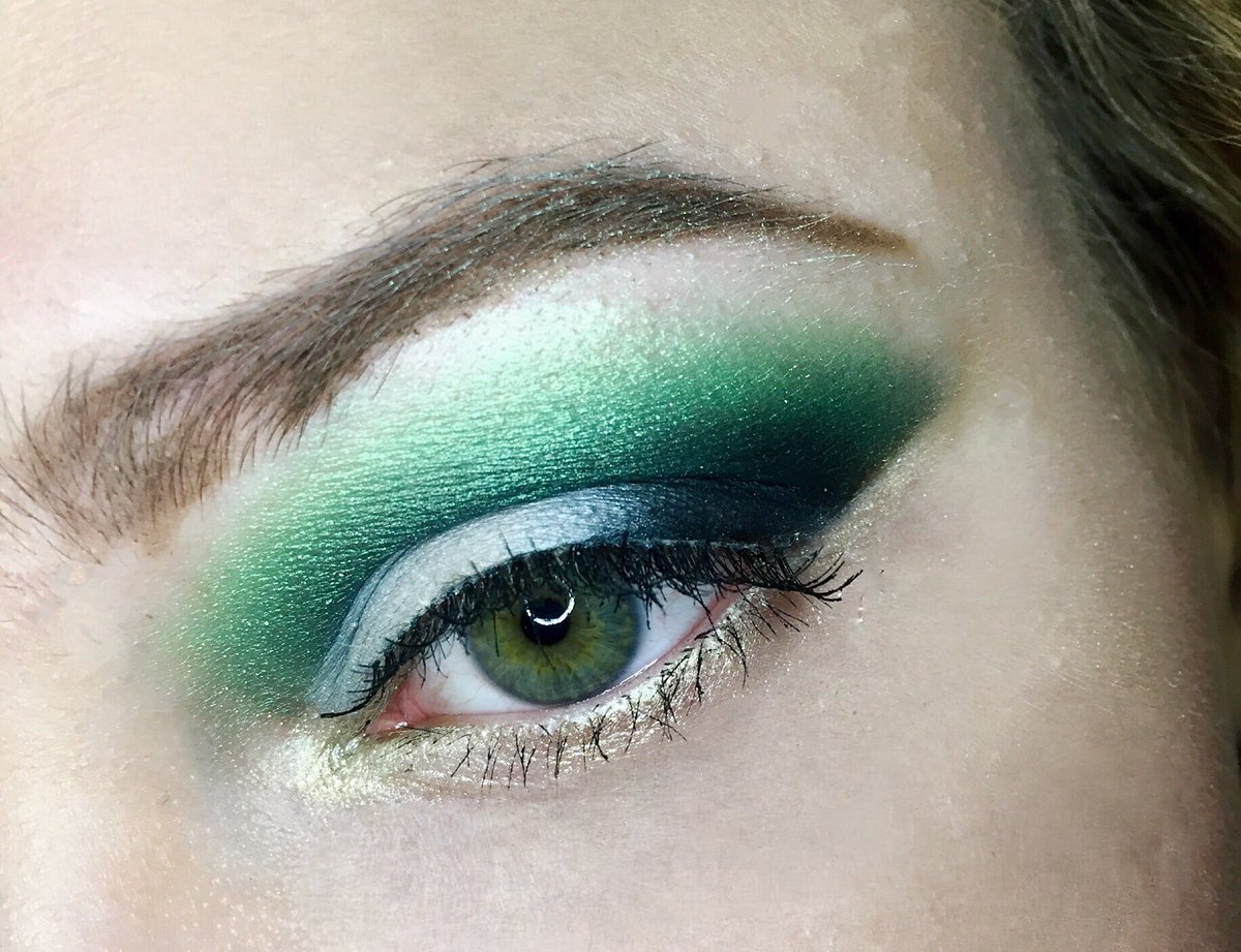 ultimateglo's tweet image. This is the best look I have done so far and I am really proud of myself💚
(Inspired by The Wiz)