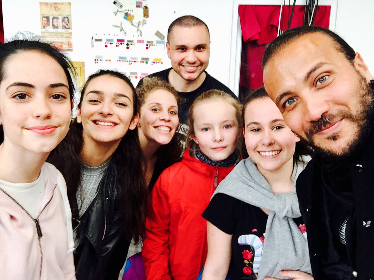 MerwanRim's tweet photo. Bravo à mes élèves (ici une petite partie d'entre eux) pour le stage d'une semaine autour du spectacle @LesDixCom au @StudioIntern ☀️👏🏻👏🏻☀️ https://t.co/JyIPgI9bre