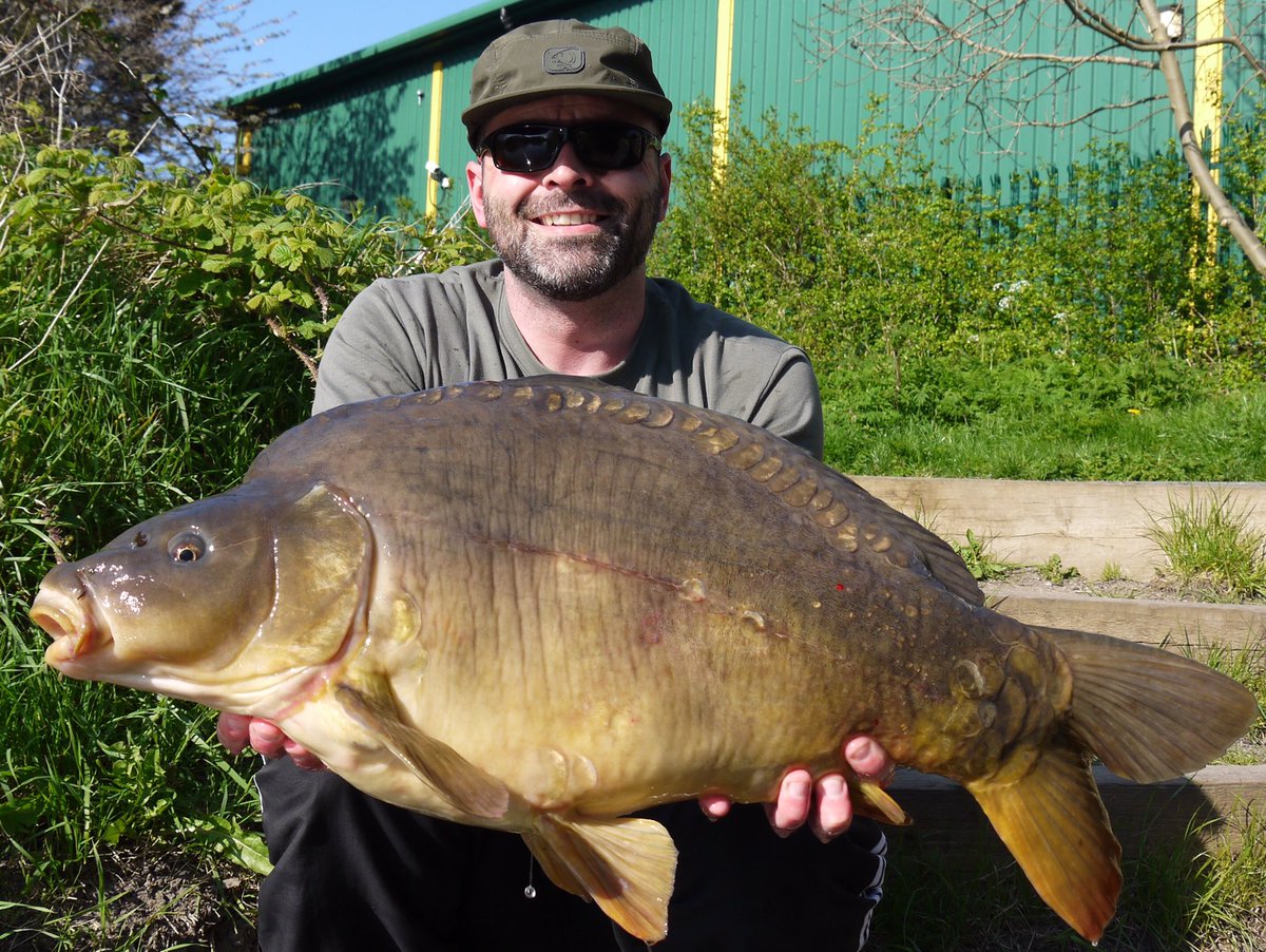 DomRoberts0's tweet photo. It was glorious day and managed to net this one out of a small bay 22.4lb #keycray #Nashbait https://t.co/fPdGBAzqr8