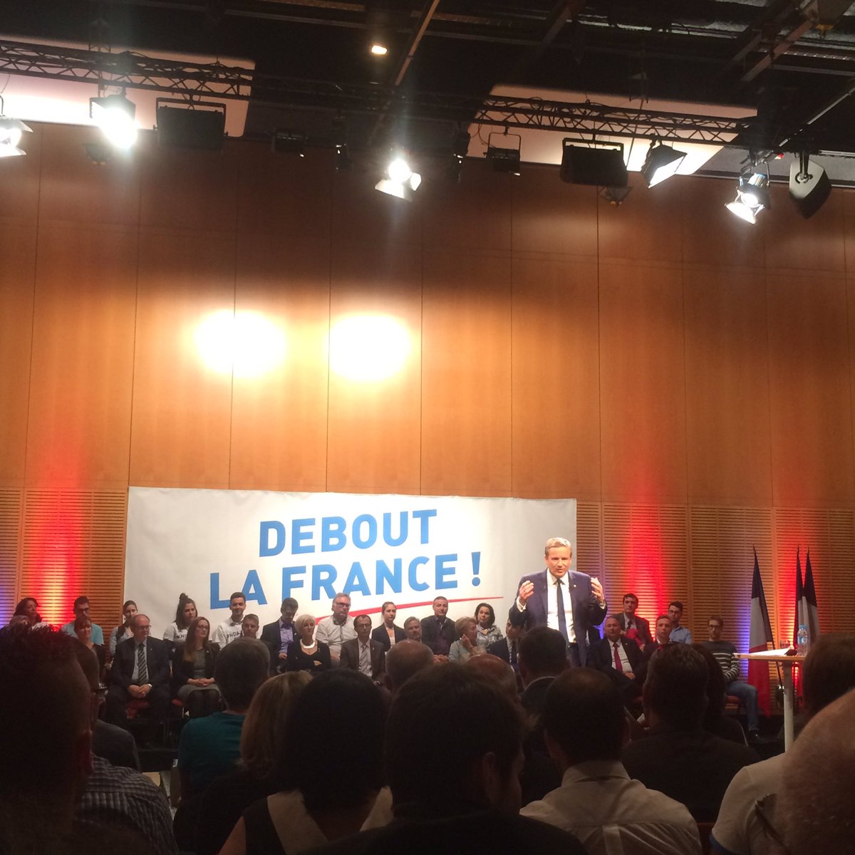 LeseurMorgane's tweet photo. Aujourd'hui, c'était le meeting de Nicolas #DupontAignan à #Lyon 
Un homme honnête, un programme réaliste !
#LeRecoursCestNDA #NDALyon 🇫🇷 https://t.co/s36vjxDGq4