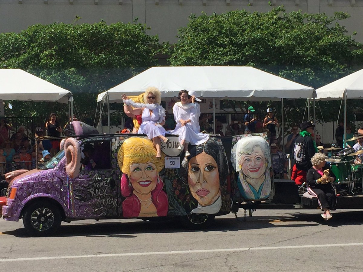 DowntownHouston's tweet image. It's a beautiful day in #DowntownHouston for the 30th Annual Houston Art Car Parade! ☀️🚗